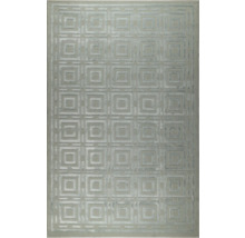 Covor gri cu model geometric de pătrate.