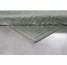 Covor cu model geometric și structură în relief în detaliu.