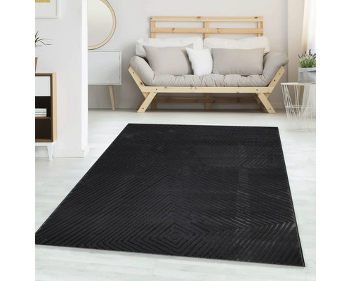 Covor negru cu model geometric de romb într-o cameră de zi luminoasă, mobilată modern, cu o canapea din lemn și mobilier alb.