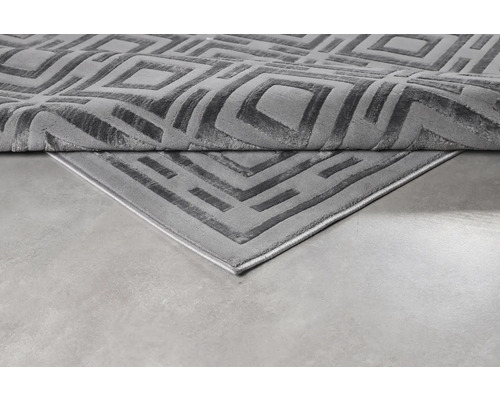 Covor cu model geometric de romburi, fir lung, textură moale și margine festonată.