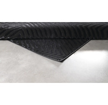 Covor negru cu model grafic în zigzag și colț îndoit.