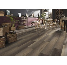 Pardoseală laminată închisă la culoare cu aspect de lemn într-o încăpere rustică cu masă de lemn, scaune și lăzi de vin. Atmosferă luminoasă.