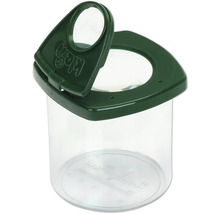 Lupă tip pahar din plastic cu capac verde, două lentile de mărire și scară de măsurare integrată pe fundul recipientului transparent.