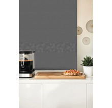 Panou de bucătărie gri închis cu model hexagonal pe un blat alb cu cafetieră și tocător de lemn.