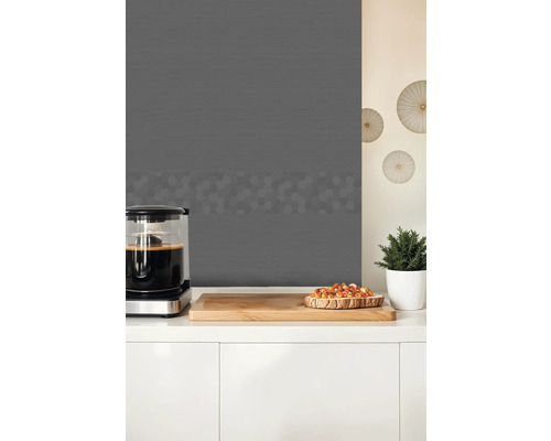 Panou de bucătărie gri închis cu model hexagonal pe un blat alb cu cafetieră și tocător de lemn.