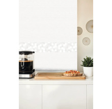 Perete modern de bucătărie cu tapet texturat și bordură cu model hexagonal deasupra unui blat de lucru deschis cu aparat de cafea.