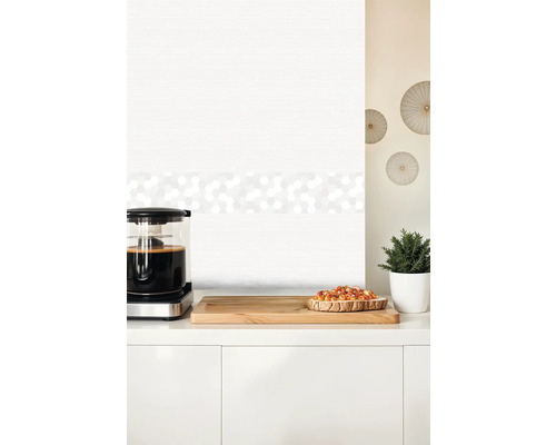 Perete modern de bucătărie cu tapet texturat și bordură cu model hexagonal deasupra unui blat de lucru deschis cu aparat de cafea.