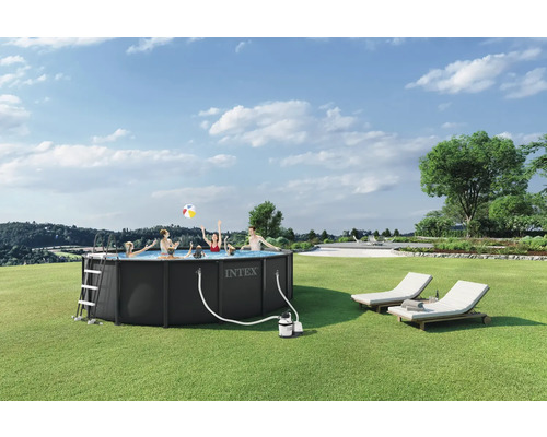 Piscină rotundă cu cadru metalic Intex în grădină cu oameni care se joacă, include scară, pompă de filtrare și două șezlonguri pe gazon.