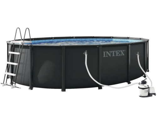 Piscină rotundă cu cadru Intex în gri închis, cu scară de siguranță și instalație de filtrare cu nisip.
