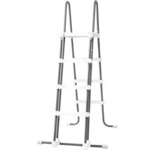 Scară gri pentru piscină supraterană, scară de siguranță cu câte patru trepte albe pe fiecare parte și platformă din metal și plastic.