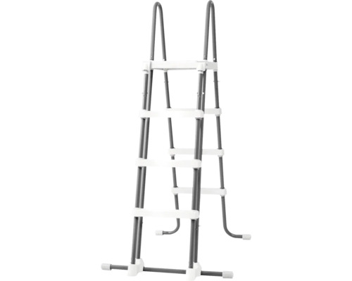 Scară gri pentru piscină supraterană, scară de siguranță cu câte patru trepte albe pe fiecare parte și platformă din metal și plastic.