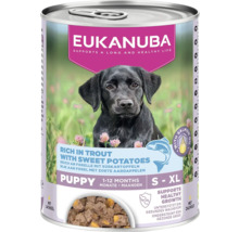 Hrană umedă Eukanuba pentru căței de la unu la douăsprezece luni, mărimi S până la XL, păstrăv cu cartofi dulci și ulei de somon pentru creștere.