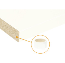 Placă din PAL melaminat alb cu bandă de cant asortată pe rolă pentru finisarea marginilor.