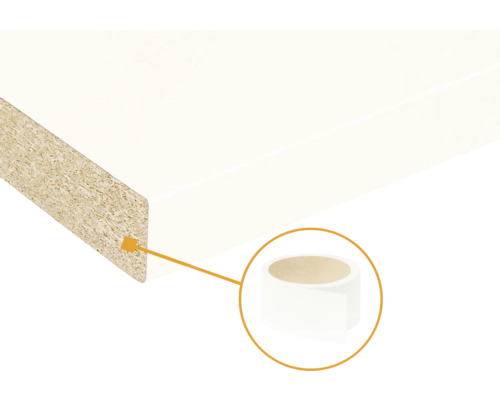 Placă din PAL melaminat alb cu bandă de cant asortată pe rolă pentru finisarea marginilor.