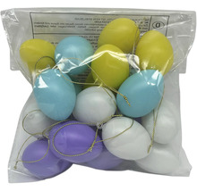 Set de ouă de Paște colorate din plastic cu șnururi de agățat aurii într-o pungă transparentă.