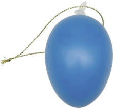 Ou de Paște albastru din plastic cu șnur de agățat auriu.