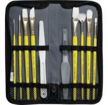 Set pensule Daler-Rowney Simply cu mânere galbene, peri albi, cuțit pictură și pensulă cu rezervor în etui negru cu fermoar.