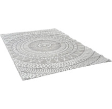 Covor dreptunghiular de exterior cu model mandala circular gri și alb și textură țesută.