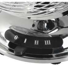 Prim-plan cu butonul de reglare a vitezei al unui ventilator de podea din metal cu patru trepte.