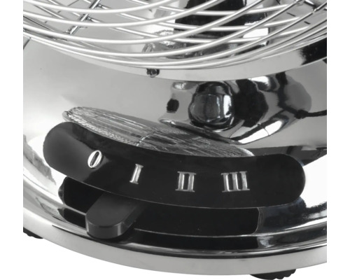 Prim-plan cu butonul de reglare a vitezei al unui ventilator de podea din metal cu patru trepte.