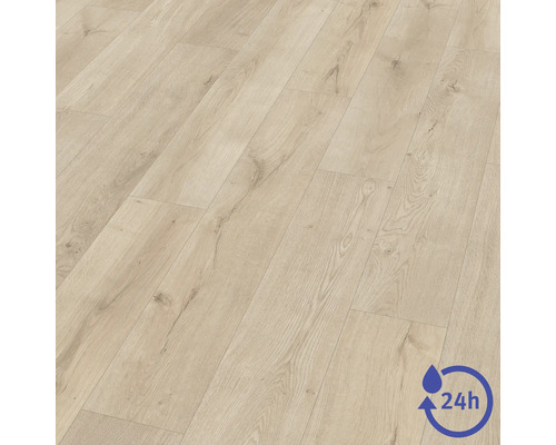 Pardoseală laminată cu aspect de stejar și protecție la apă timp de 24 ore.