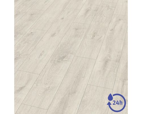 Pardoseală laminată cu decor de stejar și rezistență la apă de până la 24 de ore.