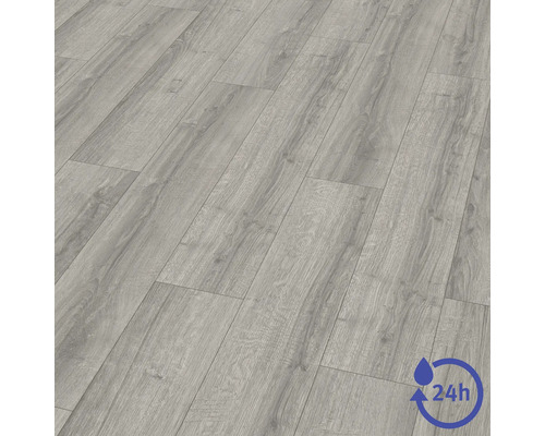 Pardoseală laminată cu aspect de lemn gri și protecție împotriva apei timp de 24 de ore.