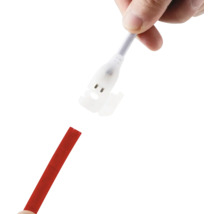 Mână care conectează un conector alb pentru bandă LED la o bandă LED roșie.