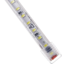 Grup apropiat de o bandă LED transparentă cu LED-uri vizibile și un capac de capăt.
