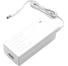 Adaptor de alimentare alb cu cablu și mufă cilindrică pentru dispozitive electronice.