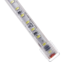 Bandă LED flexibilă în carcasă de plastic cu cipuri LED vizibile și capac de capăt.