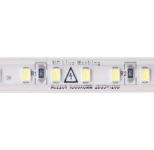 Vedere detaliată a unei benzi LED cu diode, rezistențe și simbol de avertizare pentru tensiune electrică.