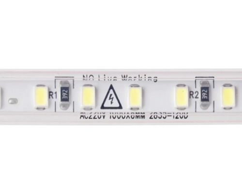 Vedere detaliată a unei benzi LED cu diode, rezistențe și simbol de avertizare pentru tensiune electrică.