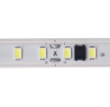 Vedere detaliată a unei benzi LED flexibile cu cipuri LED și simbolul foarfecă pentru marcarea tăierii.