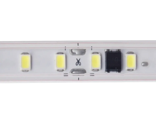 Vedere detaliată a unei benzi LED flexibile cu cipuri LED și simbolul foarfecă pentru marcarea tăierii.