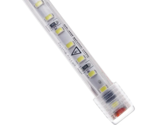 Bandă transparentă cu diode luminiscente și rezistențe vizibile sub un înveliș de protecție din plastic.