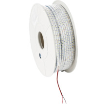 Bandă LED pe o rolă albă cu cipuri LED vizibile și un cablu de conectare