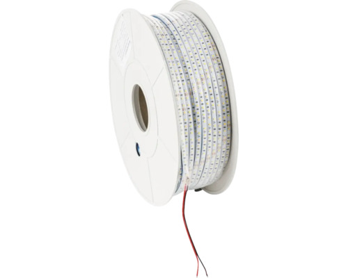 Bandă LED pe o rolă albă cu cipuri LED vizibile și un cablu de conectare