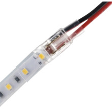 Conexiune bandă LED cu cabluri și manșon de protecție transparent.