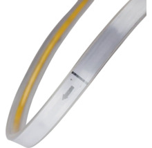 Bandă LED flexibilă cu marcaje pentru direcția de conectare, plus și minus.