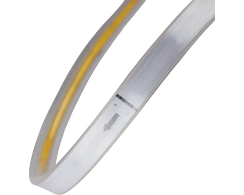Bandă LED flexibilă cu marcaje pentru direcția de conectare, plus și minus.