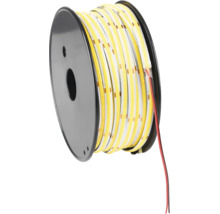 Bandă LED COB flexibilă pe rolă de plastic cu cabluri de conectare.