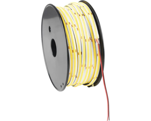 Bandă LED COB flexibilă pe rolă de plastic cu cabluri de conectare.