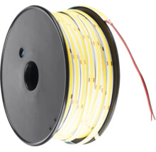 Bandă LED COB flexibilă pe o rolă de plastic neagră cu cablu de conectare.