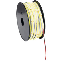 Bandă LED pe o rolă de plastic neagră cu cabluri de conectare.