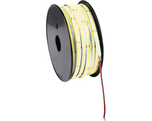 Bandă LED pe o rolă de plastic neagră cu cabluri de conectare.
