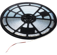 Bandă LED pe o rolă de plastic negru cu cabluri de conectare.