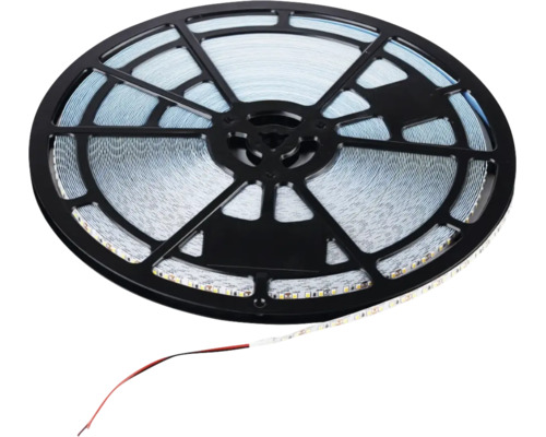 Bandă LED pe o rolă de plastic negru cu cabluri de conectare.
