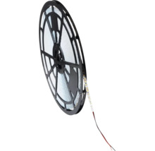 Bandă LED flexibilă pe o rolă din plastic negru cu cablu de conectare.