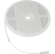 Bandă LED pe o rolă albă din plastic cu cablu de conectare.
